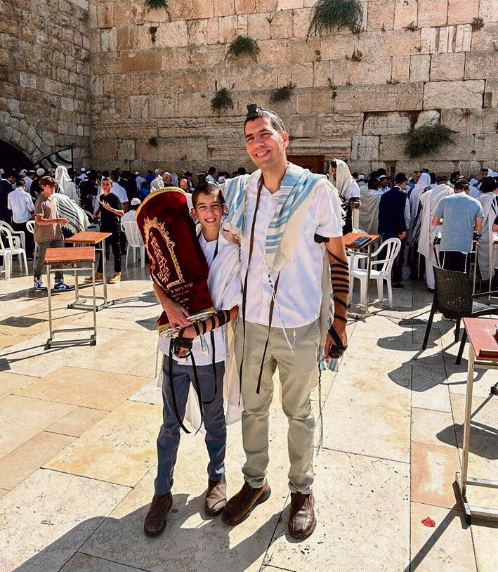 "איש שכולם אהבו". נתי שקרון ז"ל, עם בנו יואב, שהיה לצידו בזמן הפיגוע (באדיבות המשפחה) "איש שכולם אהבו". נתי שקרון ז"ל, עם בנו יואב, שהיה לצידו בזמן הפיגוע