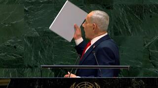 נתניהו הציג מכשיר סטארלינק: "אשאיר את זה פה, שתוכלו לתת למשלחת האיראנית"
