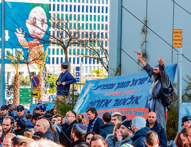 אזריה האיש, אזריה הסמל. הפגנה מול בית הדין הצבאי המחוזי, תל־אביב | צילום: דנה קופל