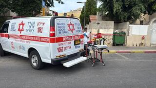 נער נפצע קשה בחולון, נבדק חשד שרימון הושלך לחצר בניין