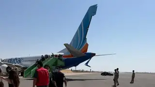 זנב המטוס נפגע כתוצאה מהצניחה המהירה NYUX PKHHSUCTH