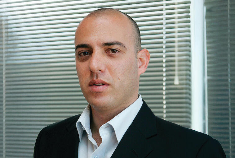 צביקה מנס: "המטוס צלל כמו בסרטי אימה, אנשים עפו וצרחו" צביקה מנס: "המטוס צלל כמו בסרטי אימה, אנשים עפו וצרחו"