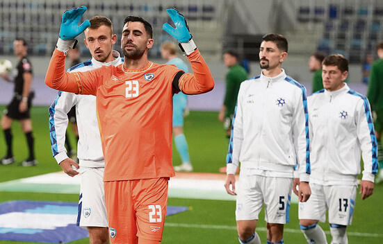 השוער אסף צור עם סרט שחור (Darko Vojinovic, AP Photo/Darko Vojinovic) השוער אסף צור עם סרט שחור