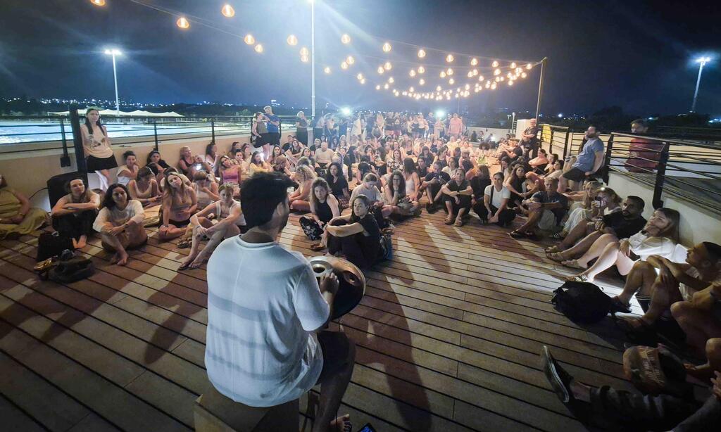 מתחילים בסדנת נשימות מודעת (צילום: אסף קמר) מתחילים בסדנת נשימות מודעת