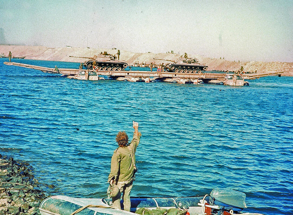 צליחת תעלת סואץ במלחמת יום הכיפורים. ברגעים של משבר כבד אומות מתעלות, מאלתרות (צילום: מיכה ברעם) צליחת תעלת סואץ במלחמת יום הכיפורים