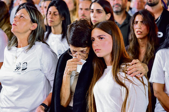 משנה לשנה מוסיף יגון. טקס הזיכרון , פארק הירקון, שלשום (מוטי קמחי) משנה לשנה מוסיף יגון. טקס הזיכרון , פארק הירקון, שלשום