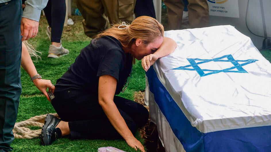 האם משתטחת על קבר בנה (עמרי שטיין) האם משתטחת על קבר בנה