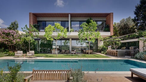 Ein Haus, zwei Träume: Eine moderne Glasvilla trifft auf ein englisches ...