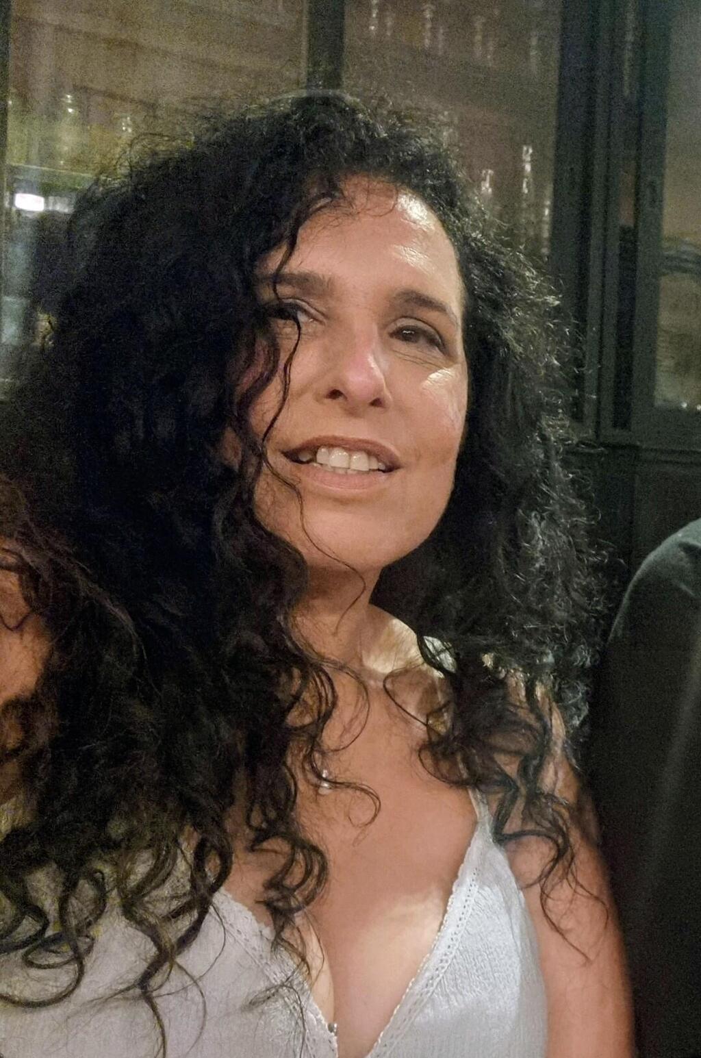 "הרגשתי שמשהו בחפיפה לא נכון לי". מירב גרינברג (תמונה: אוסף פרטי) חפיפה בלי שמפו מירב גרינברג