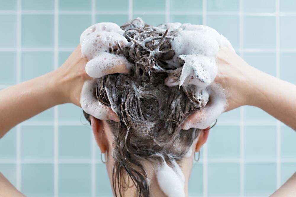 לפעמים חפיפה זה סוג של פינוק (תמונה: Shutterstock/TatianaKim) חפיפה בלי שמפו