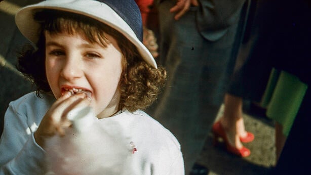 ילדה במצעד הפרחים בניו־יורק, 1955 | צילום: Morse Collection/Getty Images ילדה במצעד הפרחים בניו־יורק, 1955 | צילום: Morse Collection/Getty Images