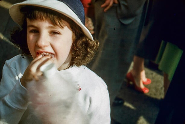 ילדה במצעד הפרחים בניו־יורק, 1955 | צילום: Morse Collection/Getty Images