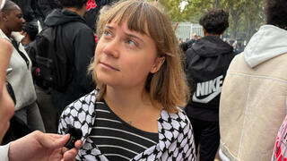 צרפת גרטה טונברג הצטרפה ל מפגינים ליד בית ספר ב סן דני פרבר של פריז באה ב כאפייה