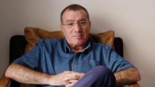 Shlomi Eldar stays awake during surgery and watches the removal of his cancerous tumor