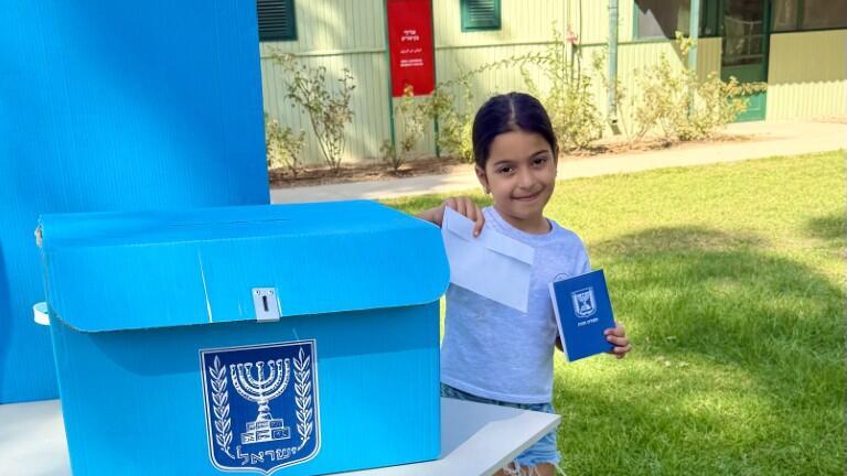 יום הבחירות בצריף בן גוריון (צילום: המכון למורשת בן-גוריון) ילדים בוחרים: צריף בן גוריון