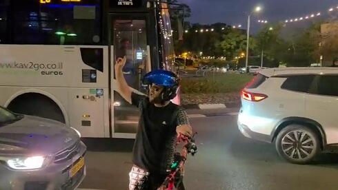 צעיר תקף תומכים של הדמוקרטים במקלות ובקסדה: „מישהו מכוון אותם”