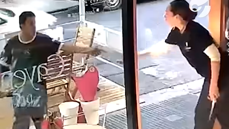 העובדת תפסה גנב בבית הקפה – והסיום היה לא צפוי | צפו בתיעוד