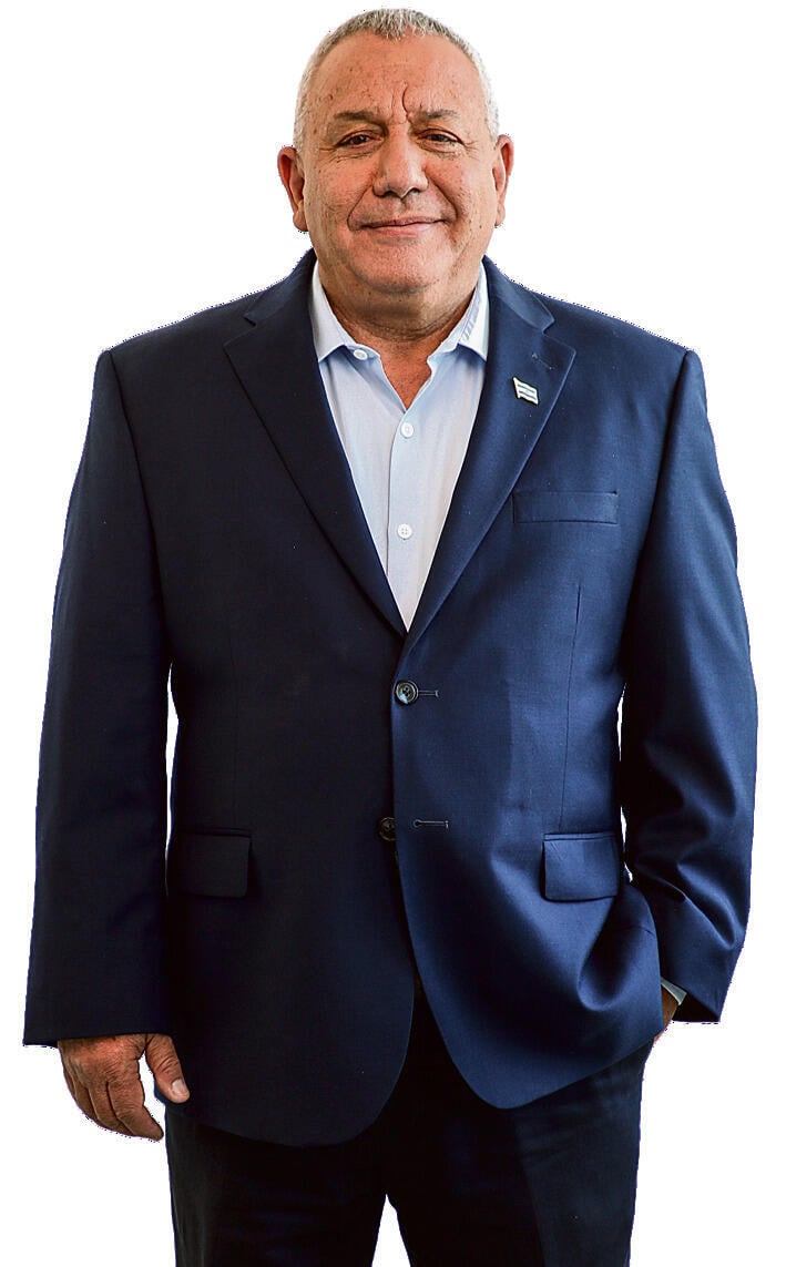 يسمح للشخص من القرد