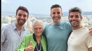 הנכדים באו מחו"ל כדי ללוות את סבתא בת ה-99 לקלפי: "הצביעה בכל הבחירות מקום המדינה"