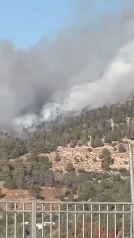 עשרות צוותי כיבוי ו-6 מטוסים פועלים לבלימת התפשטות שריפה באזור בית שמש