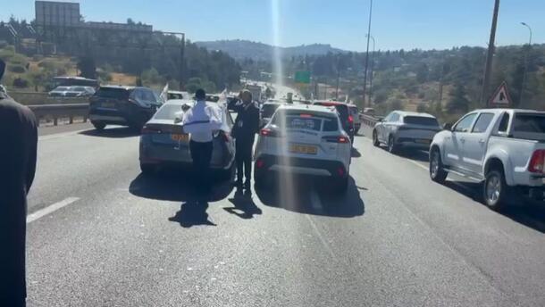 חרדים יצאו מרכביהם וחסמו את כביש 1, נהגו של ח"כ גולדקנופף תועד מפעיל סירנה