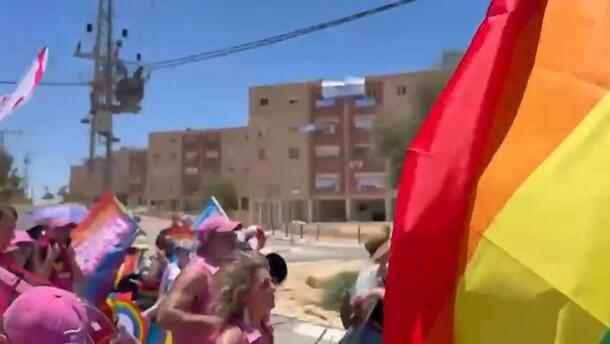 מאות במצעד הגאווה במצפה רמון, שלטי מחאה נתלו במסלול: "די לכפייה להט"בית"