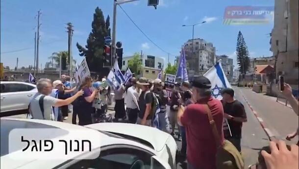 בקריאה לגיוס חרדים: חילונים חוסמים רכבים בבני ברק