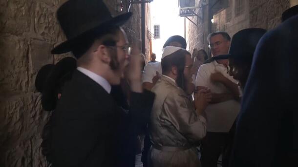 עשרות חרדים מפגינים בבית קפה בירושלים - במחאה על פתיחתו בשבת 