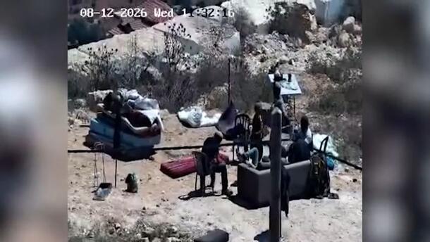 למרות הטענה ש"הסככה פונתה", הקיצונים תועדו יושבים על ספות בכפר קוסרה 