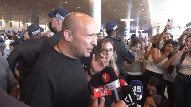 בנט בהצהרה בנתב"ג: "הממשלה נסחטת מכל הכיוונים  - והעם משלם את המחיר"