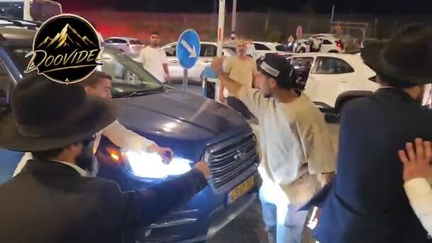 עשרות חרדים מפגינים במחסום מכבים עקב מעצר עריק