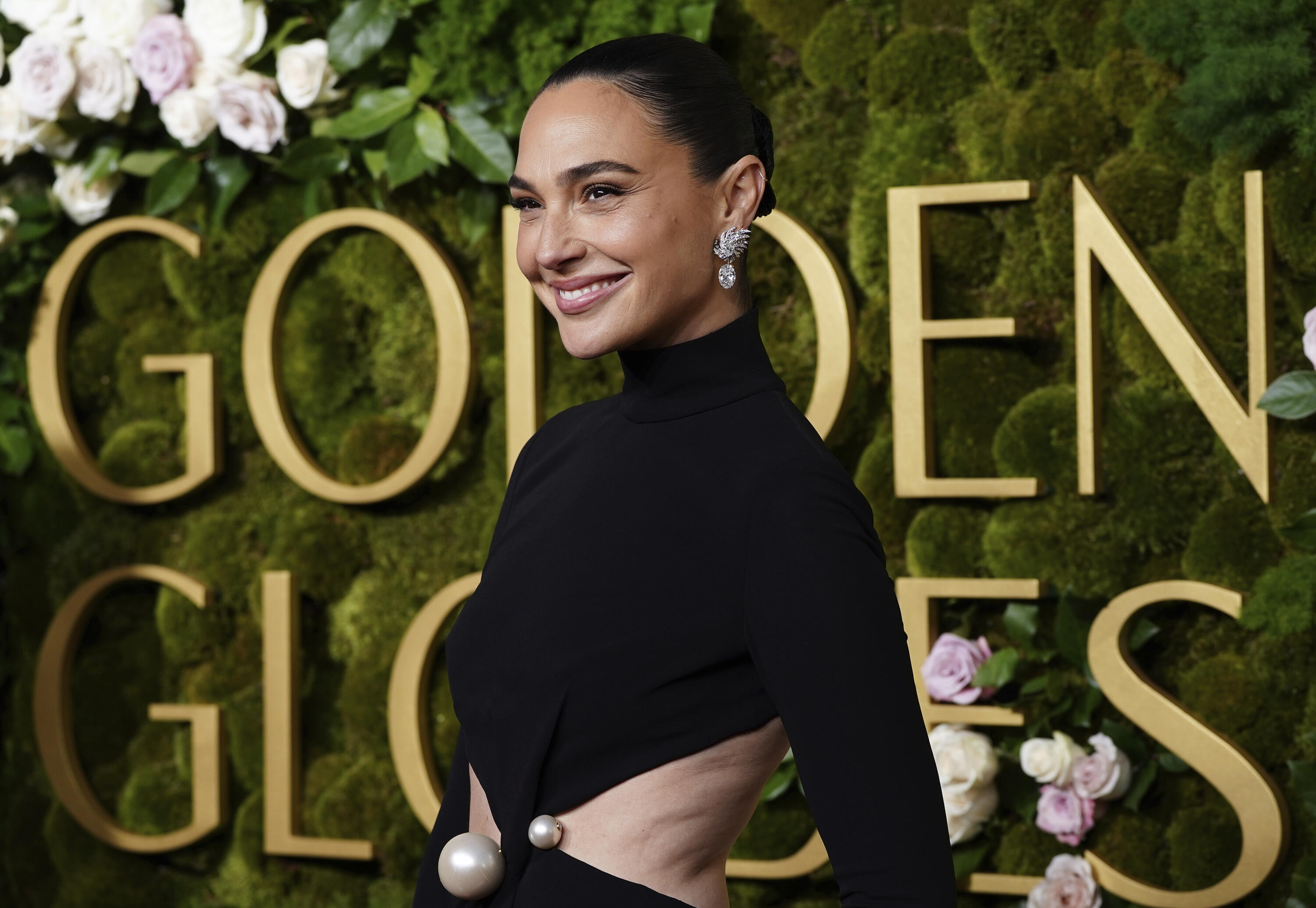 gal gadot golden globes dress Gal Gadot wears Tom Ford at Golden Globes