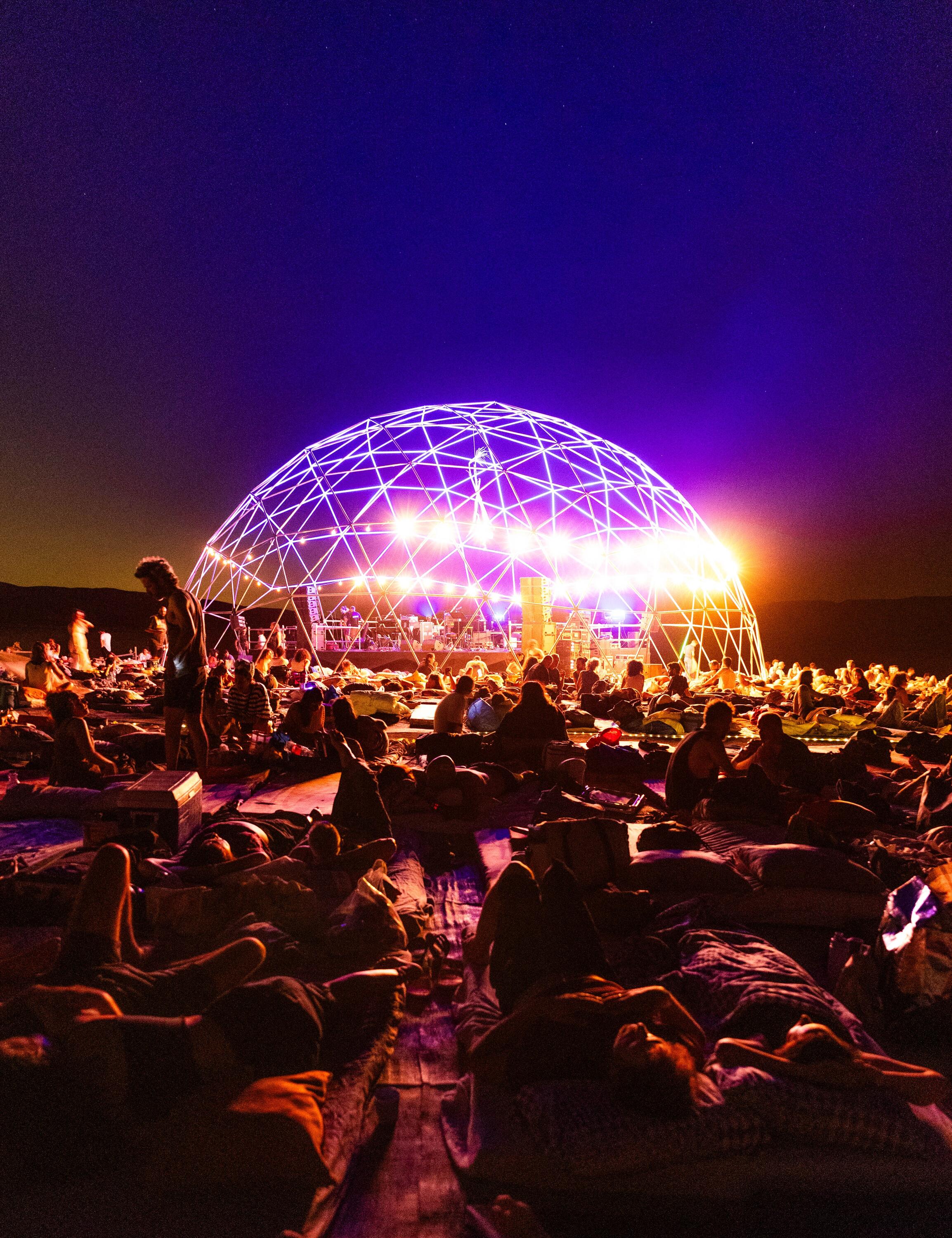 アート・デザイン・音楽 3A | We Died In The Sun 1,500 people lie beneath the stars in the desert: At this